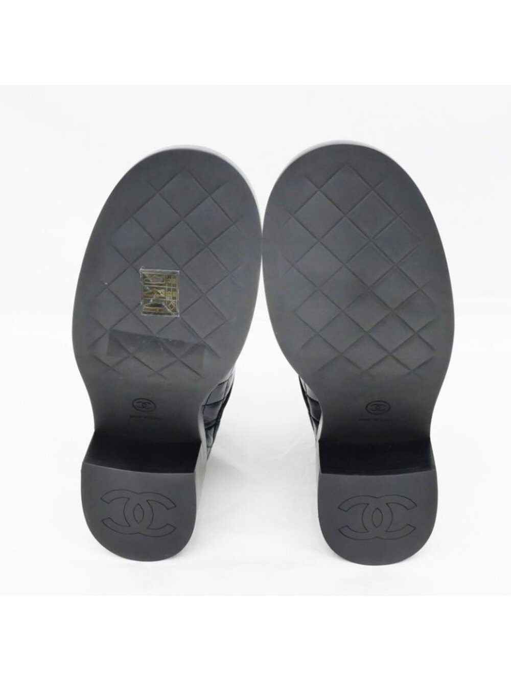 Chanel Quilted Turnlock Side Gore Shorts Navy 38 - Picture 5 of 10